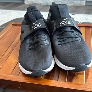 Nike Airmax Black and White Athletic Shoes